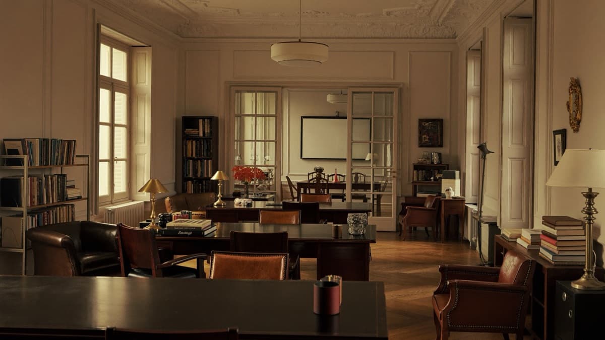Salón de trabajo del club con escritorios de madera y biblioteca