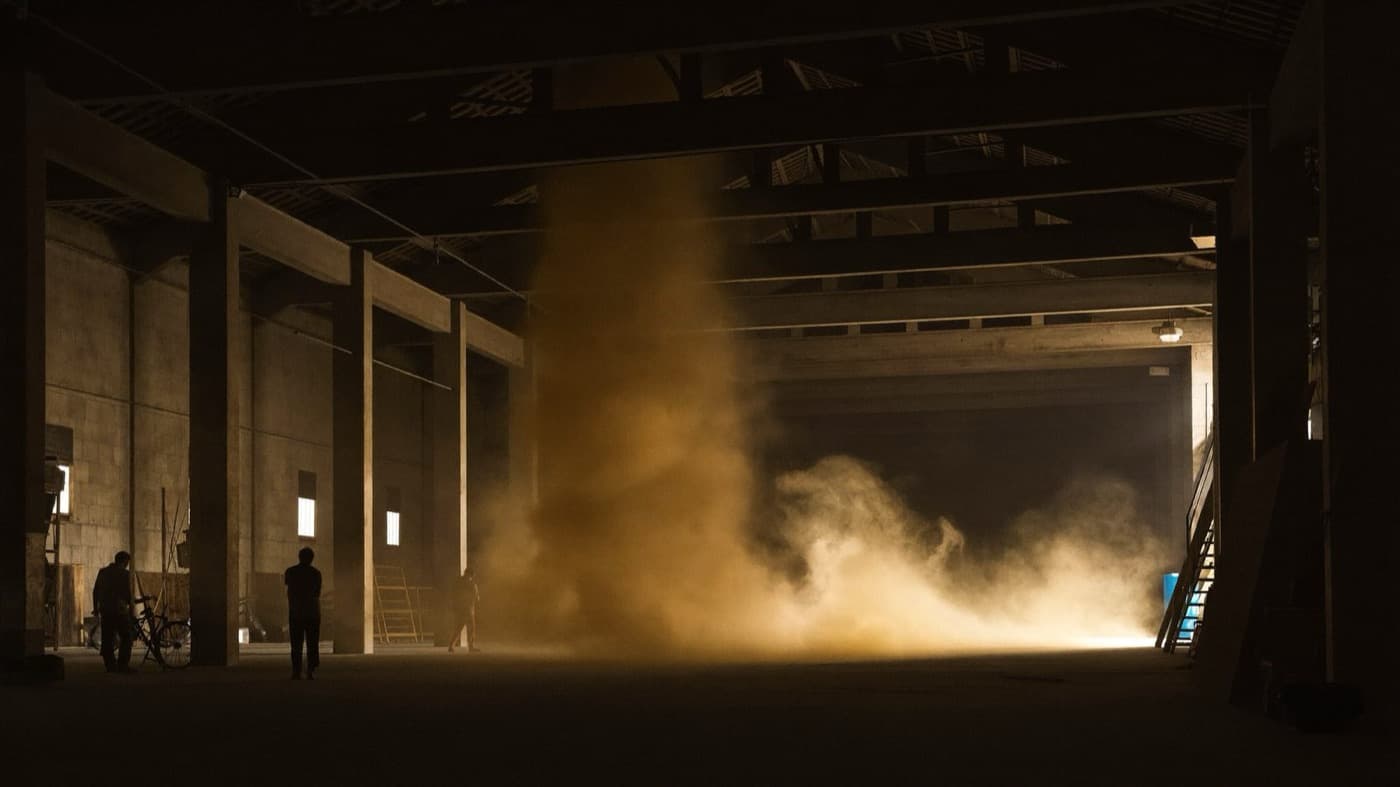 Interior de una nave industrial en obra con luz dorada